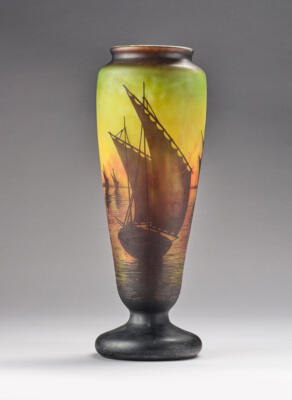 Hohe Vase mit Segelbooten, Daum, Nancy, um 1910 - Jugendstil & Angewandte Kunst des 20. Jahrhunderts