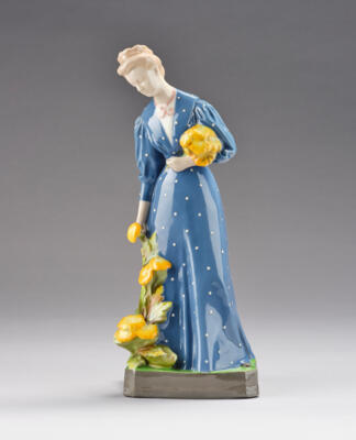 Johanna Meier-Michel, seltene Frauenfigur mit Blumen, Modellnummer: 911, Wiener Kunstkeramische Werkstätte (WKKW), um 1910 - Jugendstil & Angewandte Kunst des 20. Jahrhunderts