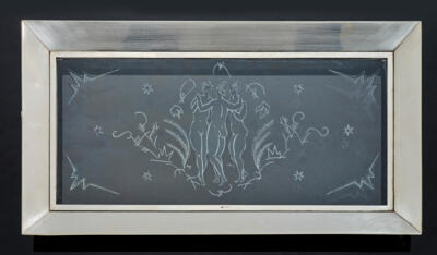 Silbertablett mit Glaseinsatz mit Darstellung von drei Grazien, Dagobert Peche zugeschrieben, Firma Alexander Sturm, Wien, ab Mai 1922 - Jugendstil & Angewandte Kunst des 20. Jahrhunderts