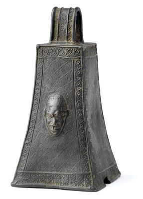 Benin, Nigeria: Eine seltene Bronze-Glocke ('Egogo') mit dem Gesicht eines Königs ('Oba'). - Starožitnosti