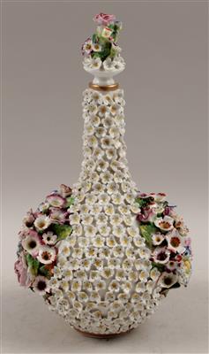 Flasche und Stöpsel mit Schneeballblüten-Belag, - Antiques
