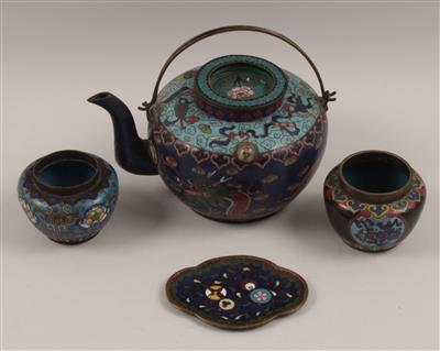 1 Cloisonné-Teekanne mit Deckel, 2 kleine Vasen, 1 Schälchen, - Antiquitäten