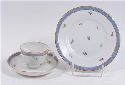 1 Mokkatasse mit Untertasse, 1 Brotteller, - Antiques