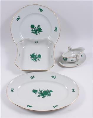 1 Sauciere mit fixem Untersatz, 1 runde, 1 ovale Platte,1 eckige Schüssel, - Antiques