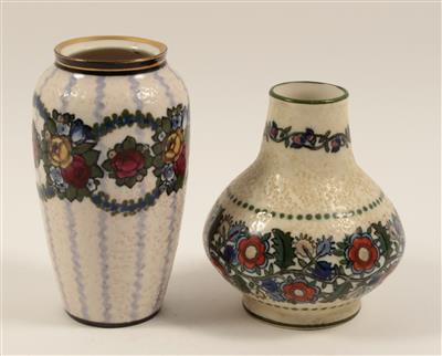 2 kleine Jugendstil-Vasen, - Antiques