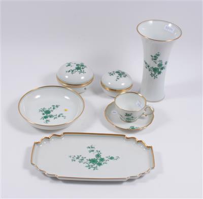 3 Mokkatassen mit Untertassen, 2 Deckeldosen, 1 Platte, 1 Schale, 1 Vase, - Antiquitäten