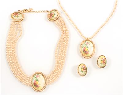 Fünfreihiges Collier, 1 Halskette mit Anhänger, 1 Paar Ohrclips, - Antiquitäten