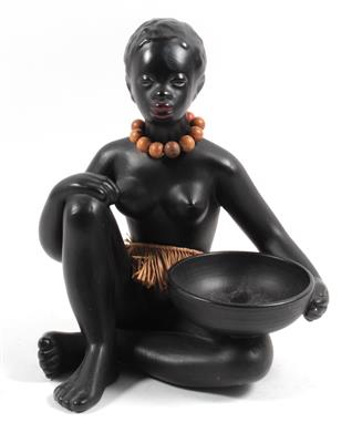 Sitzende Schwarzafrikanerin mit Schale, - Antiquitäten