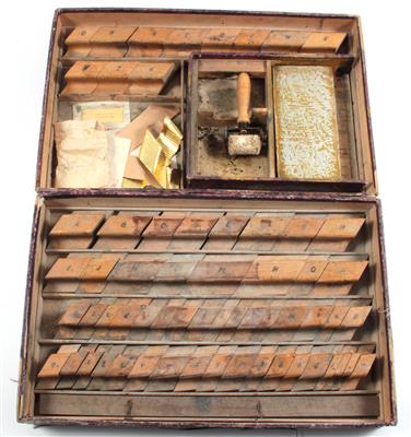 Zwei Kartonschachteln mit Stoffdruckstempeln (Buchstaben) - Antiquitäten