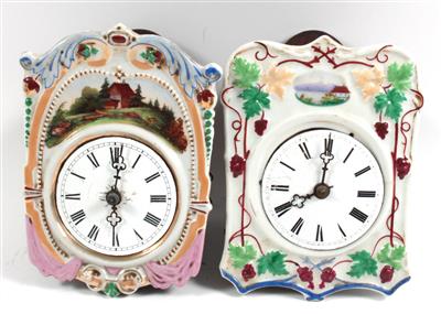 Konvolut: Zwei Bäuerliche Porzellanschild Wandpendeluhren - Antiquitäten - Schwerpunkt Uhren