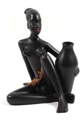 Sitzende Schwarzafrikanerin mit Vase, - Antiques