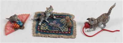 Katze mit Wollknäuel, Kätzchen auf Fächer, Katze, MAus und Mops auf Teppich, - Antiquariato