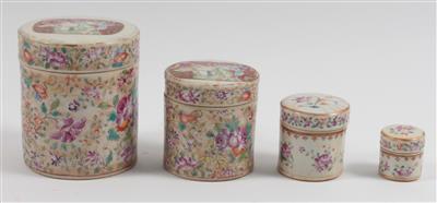 Set von vier ineinandersteckbare Famille rose-Deckeldosen, - Antiquitäten