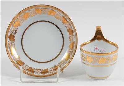 Tasse und Untertasse mit goldenem Weinblattfries, - Antiquitäten