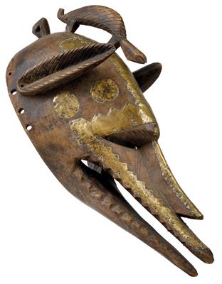 Bambara (oder Bamana), Mali: Eine große Helm-Maske, mit Chamäleon-Aufsatz und mit Messing beschlagen. - Antiques