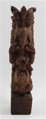 Indien: Holz-Skulptur eines mythischen Fabel-Wesens mit einem Elefanten. - Antiquitäten
