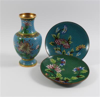 1 Cloisonné-Vase, 2 kleine Teller, - Antiquariato