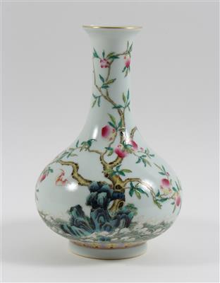 Famille rose Vase mit neun Pfirsichen, - Antiquitäten