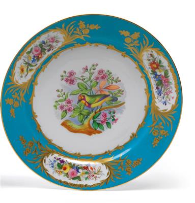 Französischer Teller mit Blumen- und Vogelmalerei, - Antiquitäten