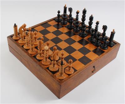 Schach- und Mühle/Dame-Spiel in Holzkassette mit Schachund Mühlefeld, -  Antiquitäten 2015/12/30 - Starting bid: EUR 400 - Dorotheum