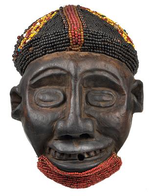 Bamileke, Kamerun-Grasland: Eine große Aufsatz-Maske, 'Kam' genannt, mit Glasperlen-Besatz. - Antiques