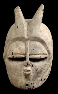 Bini, Nigeria: Eine weiße, alte 'Azigho-Maske' mit zwei kurzen Hörnern. - Antiques