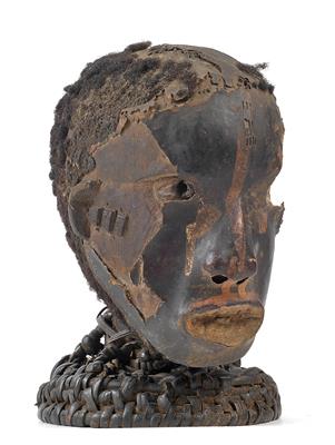 Ekoi, Nigeria: Ein sehr alter Kopf aus Holz, mit Antilopenleder überzogen, als Tanz-Aufsatz verwendet. - Starožitnosti