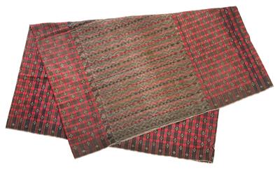Indonesien, Insel Sumbawa, Textil: Ein seltener Festtags-Sarong (Frauenrock), mit Goldfaden-Dekor. - Antiquitäten