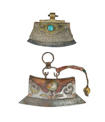 Konvolut (2 Stücke): Tibet: Zwei 'Feuerzeuge' aus Leder und Eisen, mit reichem Dekor. - Antiquitäten