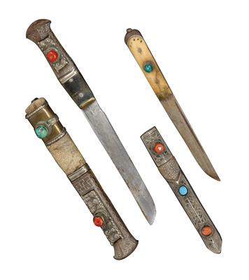 Konvolut (2 Stücke), Tibet: Zwei sogenannte Frauen-Messer, mit Silber, Korallen und Türkisen im Dekor. - Starožitnosti