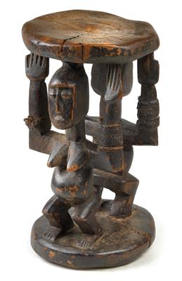 Luba, Dem. Rep. Kongo: Ein Karyatiden-Hocker mit 2 Figuren. - Antiquitäten