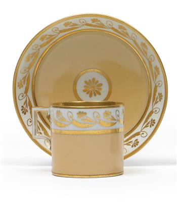 Tasse und Untertasse mit Goldblumen, - Antiquitäten