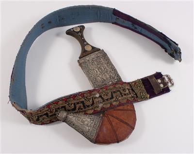 Jemen: Ein alter Krummdolch 'Dschambija', mit Horn-Griff, reich dekorierter Scheide und besticktem Gürtel. - Antiquitäten