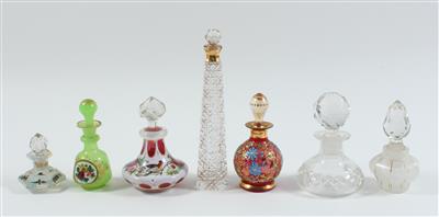 Konvolut 7 verschiedene Glasflakons mit Stöpsel, - Antiquitäten
