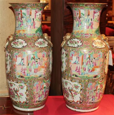 1 Paar Famille Rose-Vasen, - Antiquariato