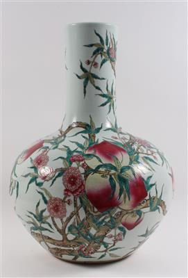 Famille rose 'Nine Peaches' Vase - Antiquitäten