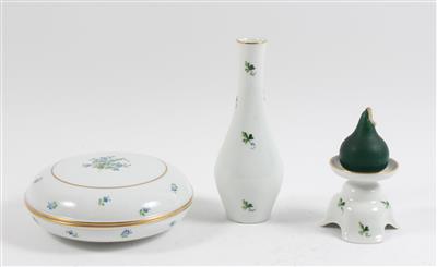 Deckeldose, 1 Vase, 1 Kerzenhalter mit 1 grünen Kerze, - Antiquitäten