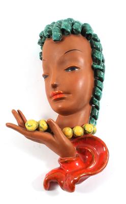 Wandmaske Frauenkopf mit Hand und Halskette, Fa. Goldscheider, - Antiquitäten