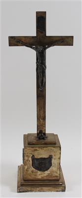 Krizifix mit Corpus Christi auf Sockel, - Antiquariato