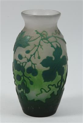 Vase mit Traubenranken, - Antiquitäten