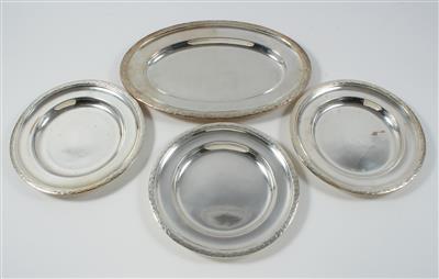3 Teller, 1 ovale Platte, - Antiques