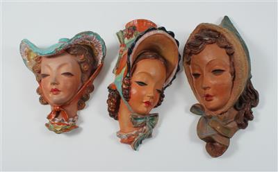 3 Wandmasken Fraueköpfe mit Hut bzw. Haube, Fa. Goebel-Bieber, - Antiques