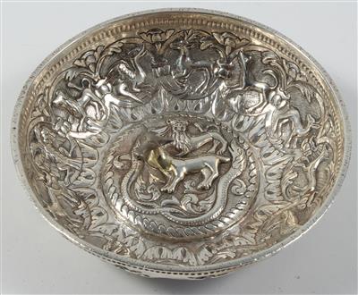 Griechische Silberschale mit plastisch reliefierten Fabelwesen und Tieren, 18. Jh., - Antiques