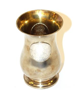 Silberbecher mit Innenvergoldung und 3 eingesetzten Münzen, - Antiquitäten