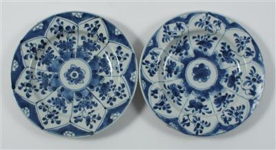 2 blau-weiße Teller, - Summer-auction
