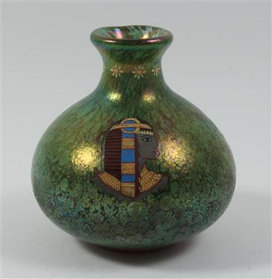 Vase mit ägyptischem Dekor, - Sommerauktion - Antiquitäten