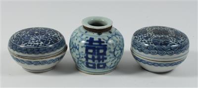 2 blau-weiße Deckeldosen, 1 Vase, - Sommerauktion - Antiquitäten