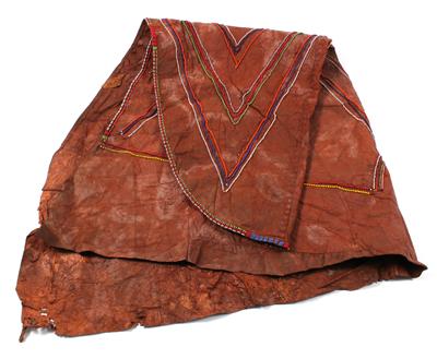 Massai, Kenia, Tansania: Ein Frauen-Rock der Massai, aus gefärbtem Leder, mit bunten Glasperlen bestickt. - Letní aukce