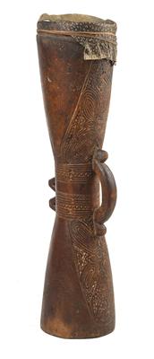 Neuguinea, Sepik, Gebiet um Wewak: Eine Sanduhr-Trommel 'Kundu' mit typischem Relief-Dekor. - Sommerauktion - Antiquitäten