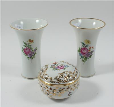 Paar Vasen Höhe 15 cm, 1 Deckeldose mit durchbrochener Wandung, - Summer-auction